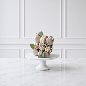 Tort Love decorat cu macarons și eucalipt