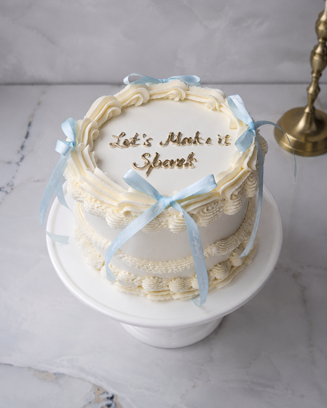 Tort aniversar alb vintage cu fundițe bleu și mesaj personalizat - imagine 2