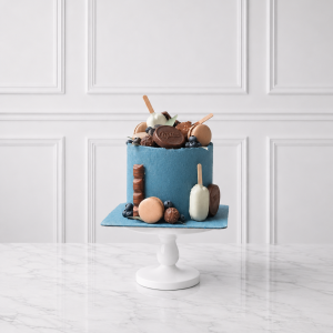 Tort aniversar albastru cu dulciuri, macarons și fructe