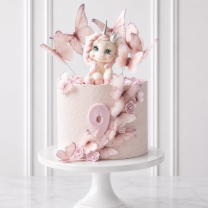 Tort aniversar pentru fetiță cu unicorn, fluturi și cifra personalizată