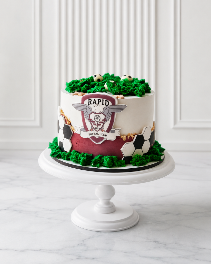 Tort aniversar fotbal Rapid cu decor gazon