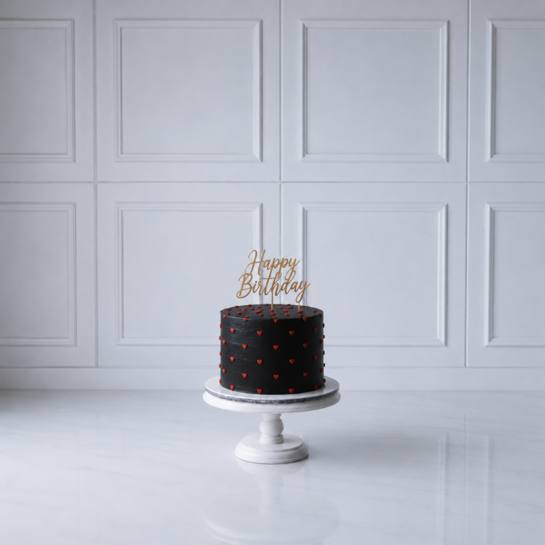 Tort aniversar negru cu inimioare roșii și topper Happy Birthday