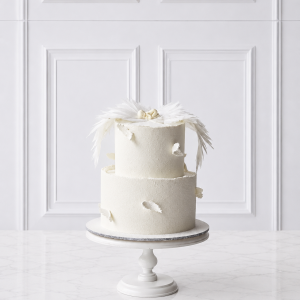 Tort elegant alb cu 2 etaje și decor tip pene