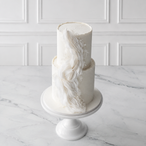Tort elegant alb cu 2 etaje și decor tip petale în cascadă