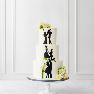 Tort etajat romantic cu siluete de cuplu și flori albe