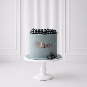 Tort Love cu afine și decor bleu pastel