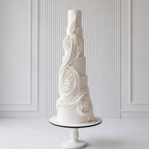 Tort de nuntă alb cu design sculptural