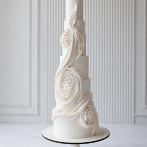 Tort de nuntă alb cu design sculptural