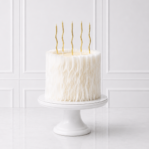 Tort minimalist alb cu petale și lumânări aurii
