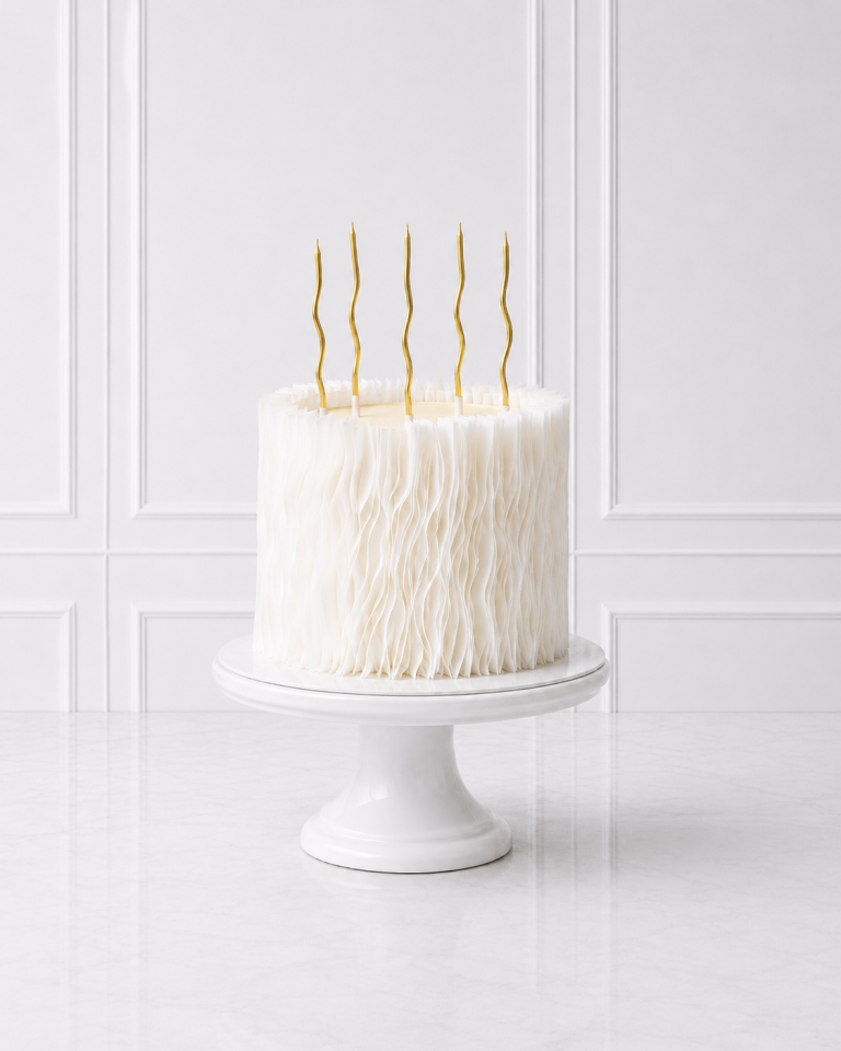 Tort minimalist alb cu petale și lumânări aurii